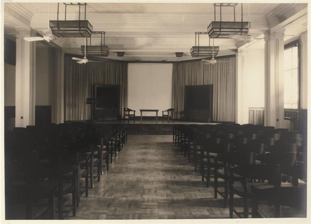 图为雷士德医学研究院的大礼堂，铺有柚木地板，配有吊扇.jpg