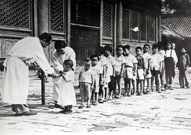 上世纪50年代初，位于天坛的中央防疫处（竞技宝
中国生物北京生物制品研究所前身）为儿童接种疫苗.jpg