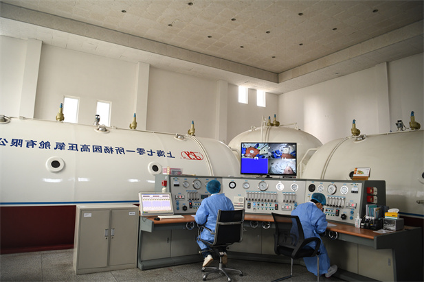2020年2月，国药东风总医院使用高压氧舱技术治疗新冠肺炎。.jpg