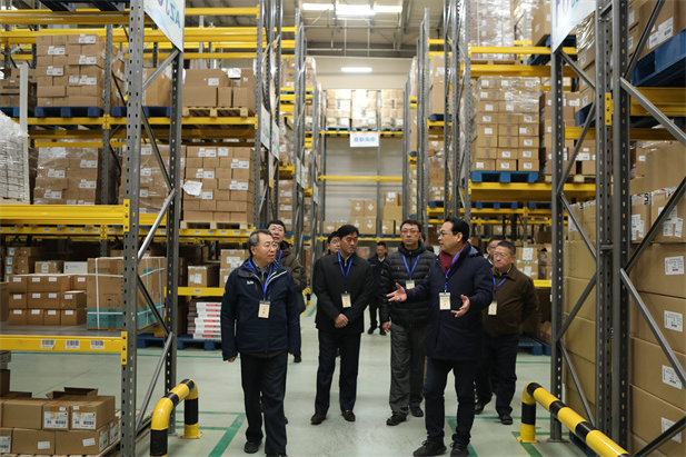 2020年1月24日上午，集团董事长、党委书记刘敬桢和副总经理胡建伟前往国药控股所属的国药器械北京物流中心，对疫情防控工作进行现场检查。.jpg