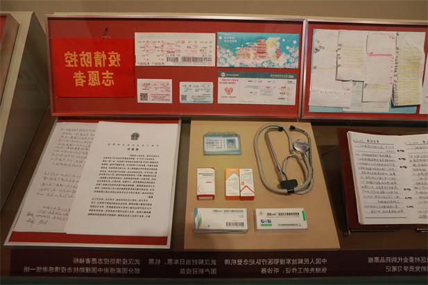 在庆祝中国共产党成立100 周年之际，中国共产党历史展览馆正式开馆。竞技宝
新冠疫苗实物、国药疫苗海外合作工作成果及医疗物资援外画面入选“抗击疫情”展区，20 万国药人的工作成果在百年党史展览上留下坚实印记。.jpg