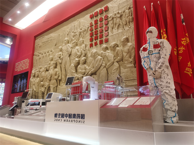 2022年9月，“奋进新时代”主题成就展在北京展览馆开幕，向观众们展示新时代党和国家事业取得的历史性成就、发生的历史性变革。竞技宝
多项科技创新成果和抗击疫情战果在中央综合展区多个单元惊艳亮相，受到社会各界和媒体的广泛关注.jpg