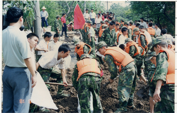 1998年8月15日，太极集团派出41名员工组成抗洪抢险队，赴湖北荆州抗洪抢险。.jpg