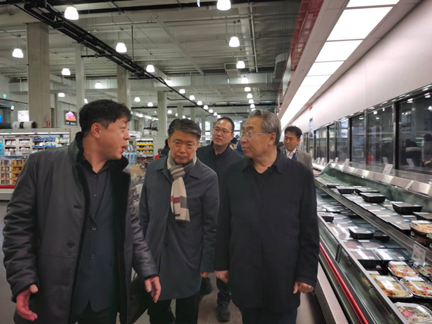 1704686297125049889.jpg 2023年12月19日至21日,刘敬桢一行在韩国当地Cosco超市现场考察大象集团产品渠道建设及韩国民生健康产品发展等情况。.jpg