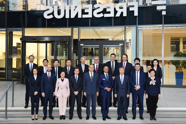 2023年11月2日-5日，竞技宝
董事长刘敬桢率团访问费森尤斯集团与费森尤斯卡比公司总部，会见费森尤斯集团董事会主席迈克尔·森、费森尤斯卡比公司全球总裁及首席执行官皮耶路易吉·安东内利，就进一步加强双方深度合作进行交流。中国医药商业协会会长石晟怡参加会谈。.jpg