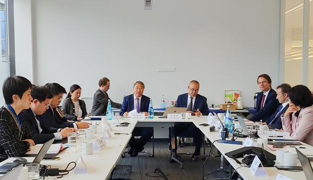 2023年11月2日-5日，竞技宝
董事长刘敬桢率团访问费森尤斯集团与费森尤斯卡比公司总部，会见费森尤斯集团董事会主席迈克尔·森、费森尤斯卡比公司全球总裁及首席执行官皮耶路易吉·安东内利，就进一步加强双方深度合作进行交流。中国医药商业协会会长石晟怡参加会谈。2.jpg