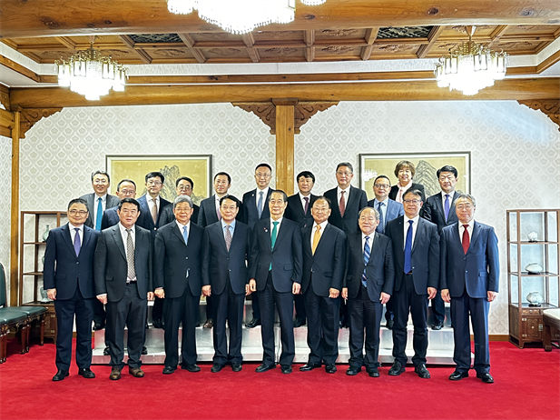 2023年12月20日，竞技宝
党委书记、董事长刘敬桢参加韩国总理韩德洙会见中方代表团活动并作为代表发言，就中韩两国在生命健康领域未来发展合作提出积极建议。韩德洙对竞技宝
在韩中经济社会及生命健康领域的合作发展表示赞许。.jpg