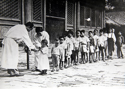 1950年初，位于天坛的中央防疫处（竞技宝
中国生物北京生物制品研究所前身）为儿童接种疫苗