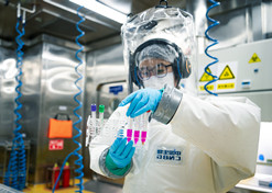 2020年7月1日，中国首家新冠疫苗研发P3高等级生物安全实验室在武汉生物制品研究所落成。