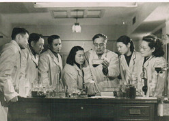 1950年，著名微生物药物学家，后任上海医药工业研究院抗生素室主任、副院长、名誉院长的童村，与科研人员开展课题研究