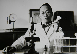 1955年，汤飞凡主持的沙眼研究小组分离出世界上第一株“沙眼衣原体”，命名为TE8，后在国际医学界引起巨大反响