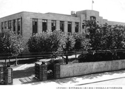 1957年，上海医药工业研究所成立（后更名为上海医药工业研究院），图为建院初期的中央人民政府轻工业部上海工业试验所外景