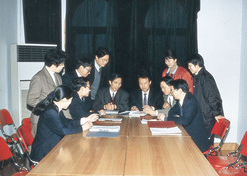 1990年，侯惠民带领研发科研人员和企业科研人员一起交流。1996年侯惠民当选中国工程院院士