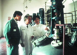 1990年，周后元在药厂生产车间指导工作。1994年周后元当选首批中国工程院院士