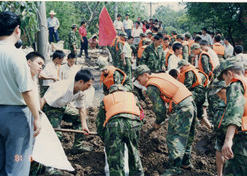 1998年8月15日，太极集团派出41名员工组成抗洪抢险队，赴湖北荆州抗洪抢险。