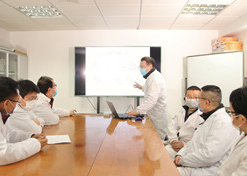 2020年，国药医工总院同心抗疫，共克时艰，图为上海医药工业研究院科研人员开展抗新冠肺炎相关药品技术攻关。