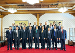 2023年12月20日，竞技宝
党委书记、董事长刘敬桢参加韩国总理韩德洙会见中方代表团活动并作为代表发言