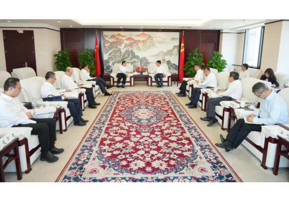 白忠泉董事长与中国东航董事长王志清会谈